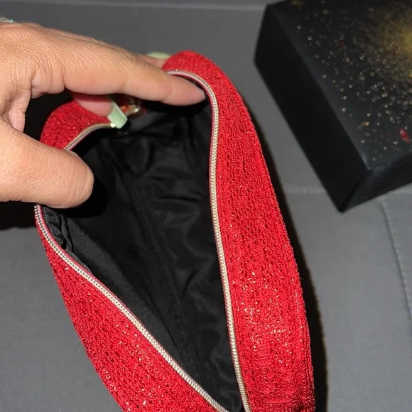 it is an authentic chanel cosmetic it has no products it is just the bag - Picture 4 of 5